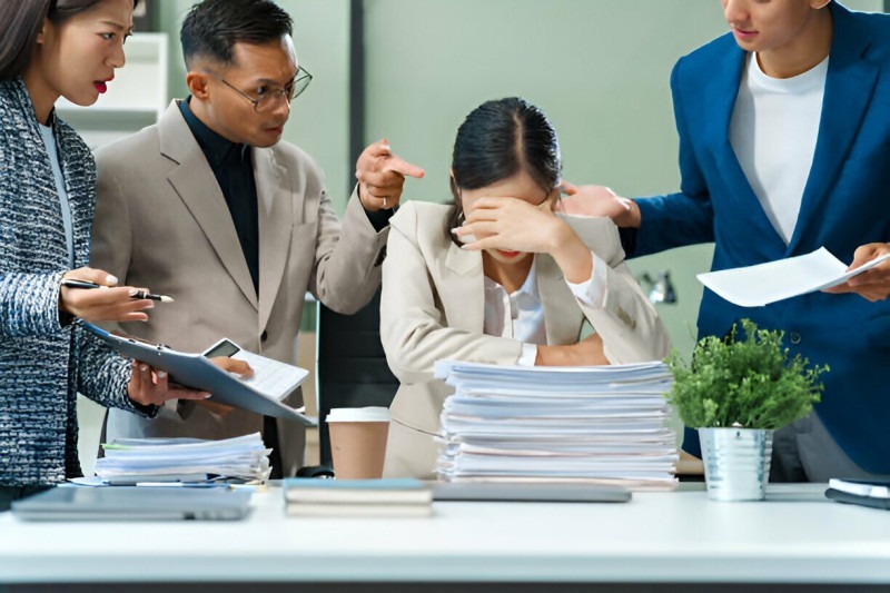 Khó quản lý vận hành đội nhóm, giao việc, giám sát tiến độ.